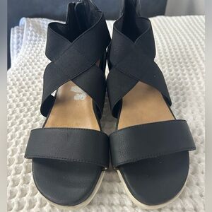 Seychelles Black Crisscross Open Toe Black Sandals. Size 7